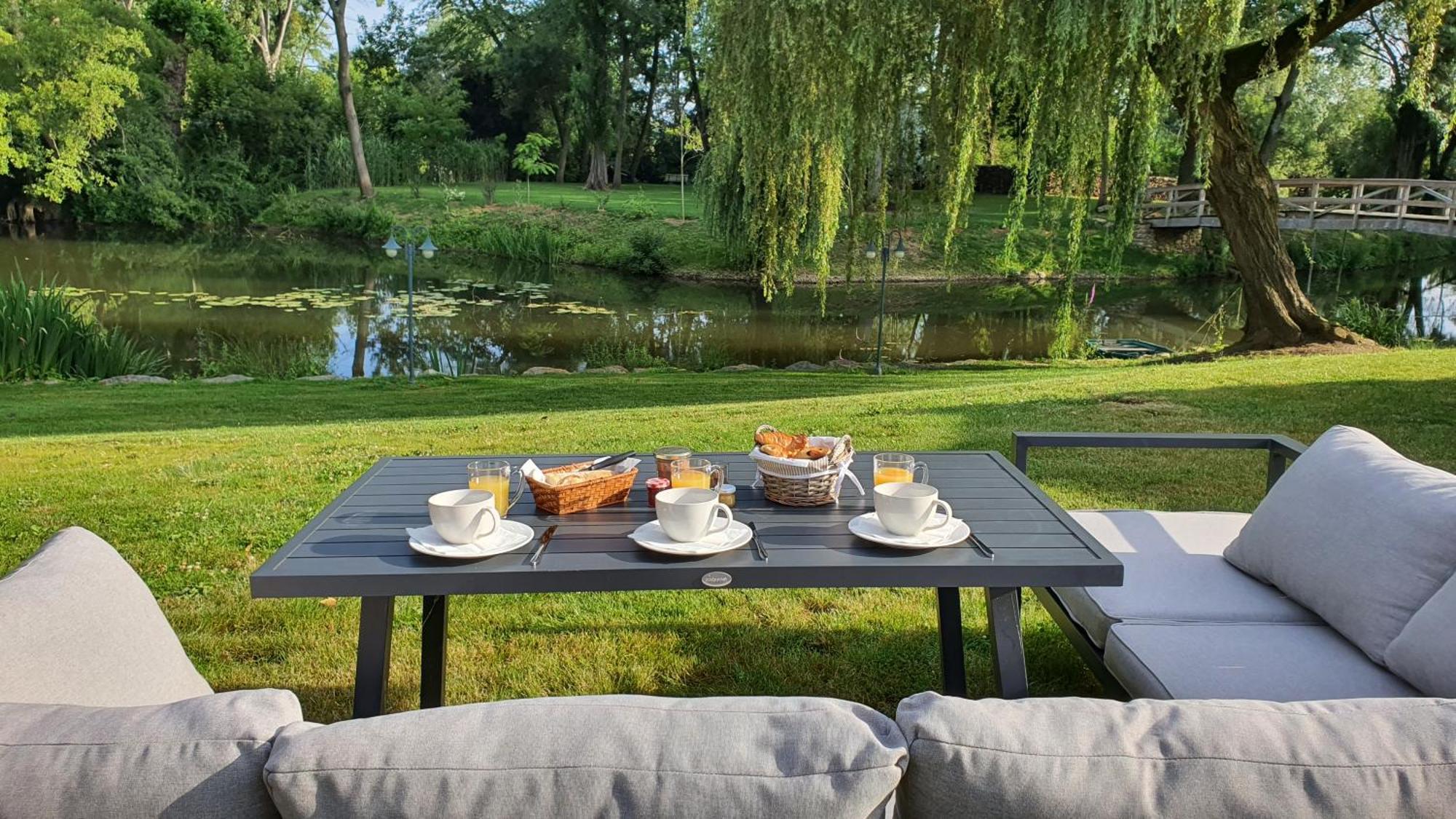 Bed and Breakfast Au Fil De L'Eau La Chapelle-Saint-Aubin Экстерьер фото